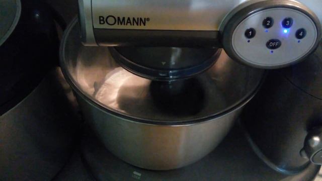 Планетарный миксер Bomann взбивает сливки