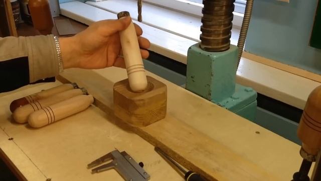 Сверлим ручку для стамески в сверлильном станке строго по оси смотреть онлайн