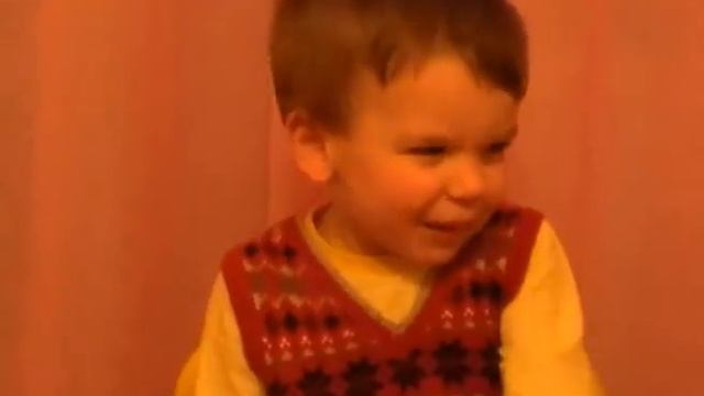 ПОЗДРАВЛЕНИЕ С 8 МАРТА (мама сочинила стих, а Леша читает)! смотреть онлайн
