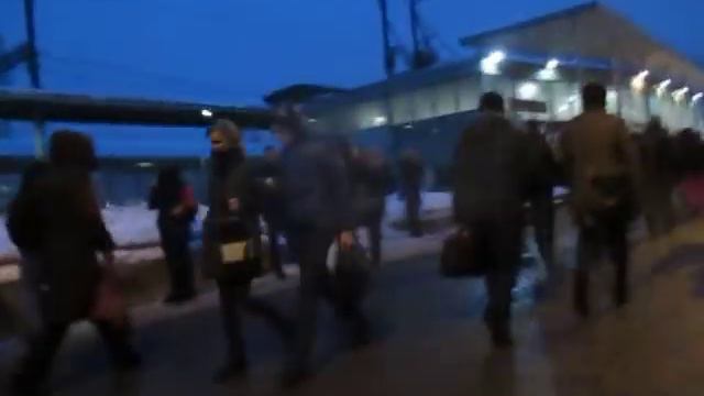 Москва метро Выхино в 7-50 упал на рельсы мужчина все встало.... смотреть онлайн