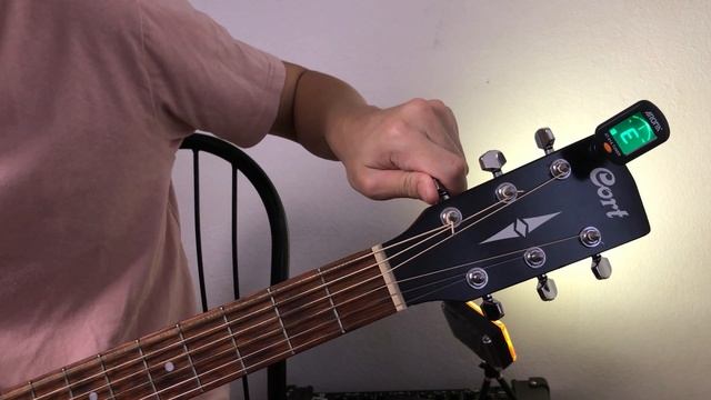 How to tune Guitar with tuner (AROMA AT-01A) смотреть онлайн