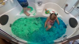 Синяя и зелёная ванна с желе & Маша и Медведь с уточкой распаковка игрушки и кар