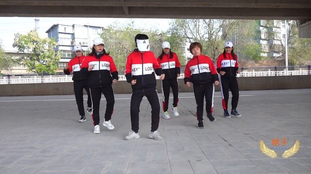 小姑娘實力領跳廣場舞鬼步舞《大漠風歌》，就是跳舞有點害羞！ 【艷子廣場鬼步舞】 смотреть онлайн