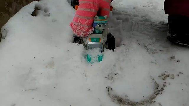 Алиса игрет с Эверест. Эверест на детской площадке убирает снег. смотреть онлайн