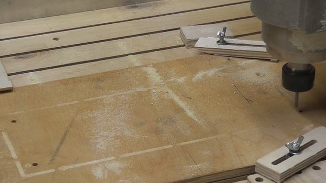 Делаем нарды в Fusion 360. Часть 2. Работа ЧПУ станка. смотреть онлайн