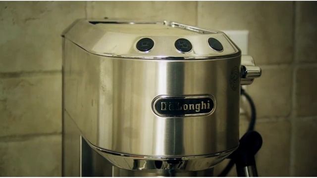 De'Longhi EC680BK Dedica 5-Bar Pump Espresso Machine Review - De'Longhi EC680BK Review смотреть онлайн