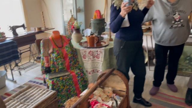 Фрагмент занятия любительского объединения "Русская старина" Кузьминского ДК по теме "Ткачество" смотреть онлайн