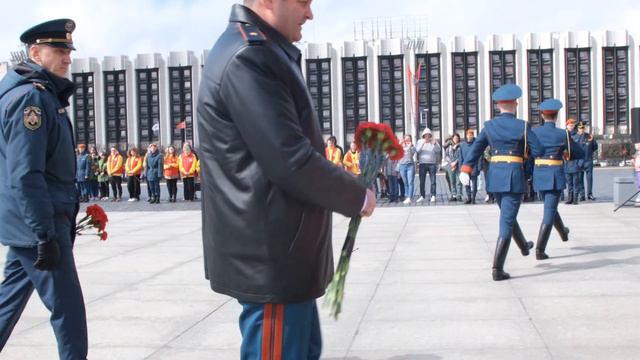 ЦЕРЕМОНИЯ ВОЗЛОЖЕНИЯ ВЕНКОВ И ЦВЕТОВ К МОНУМЕНТУ ГЕРОИЧЕСКИМ ЗАЩИТНИКАМ ЛЕНИНГРАДА смотреть онлайн