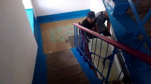 как легко  спустить чугунную ванну с 9 этажа, металлолом и грузчики! how to flush the bath