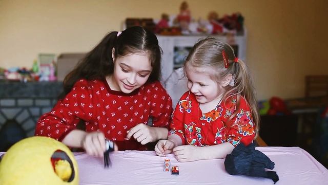 Розпаковуємо велике яйце-сюрприз. Фіксики Відео для дітей. #3 смотреть онлайн