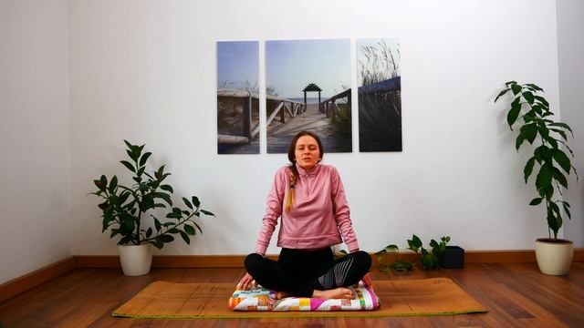 10 минут йоги для расслабления мышц шеи и спины | Мягкая растяжка | Йога для начинающих смотреть онлайн