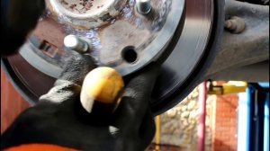 Как развести колодки ручного тормоза на Mitsubishi Lancer X 1,6 2012 года Мицубиси Лансер