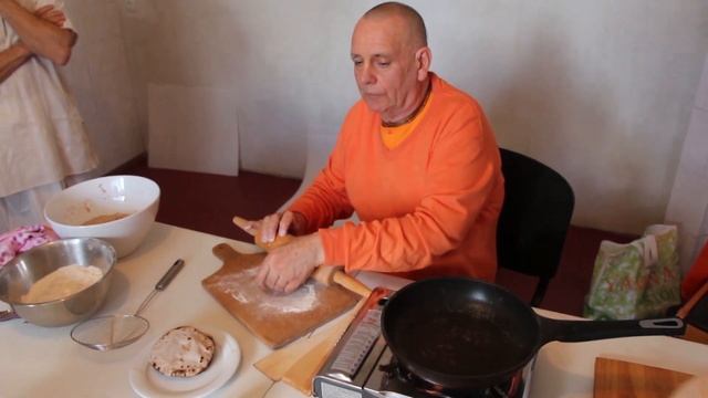Chapatti - Cooking with dasa Goswami / Чапати - Готовим с Госвами смотреть онлайн