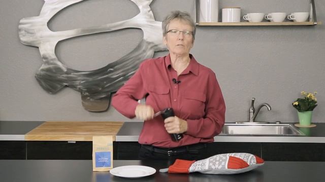 Stocking Stuffers 2018 | Hario Mini Mill Plus Hand Grinder смотреть онлайн