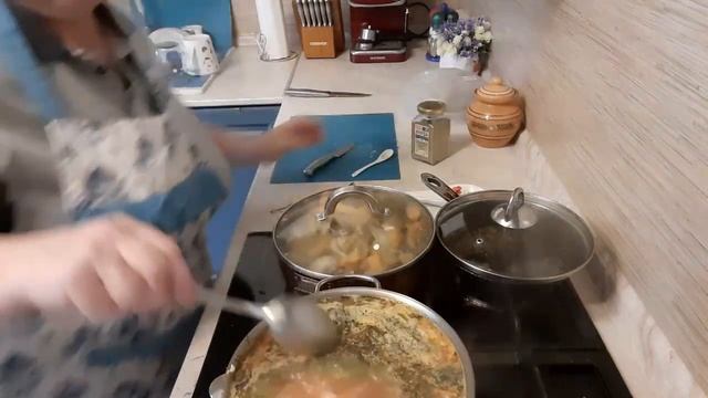 ПРОДОЛЖАЮ ГОТОВИТЬ ОБЕД.БОРЩ И СВИНЫЕ НОЖКИ | ЖИВЕМ В ДЕРЕВНЕ. смотреть онлайн