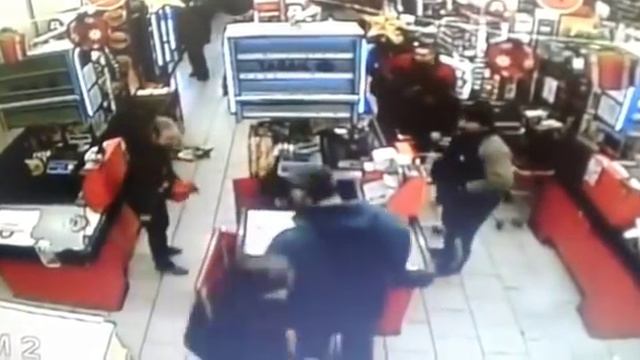 Кассир супермаркета в Домодедово ударила посетителя смотреть онлайн
