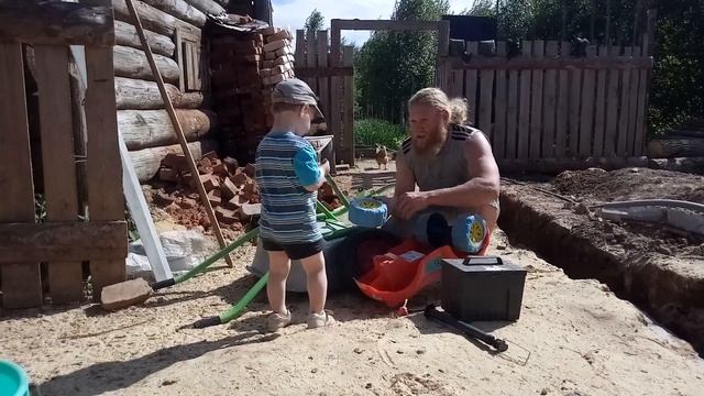 Продолжаем заливать фундамент под большой сарай. смотреть онлайн