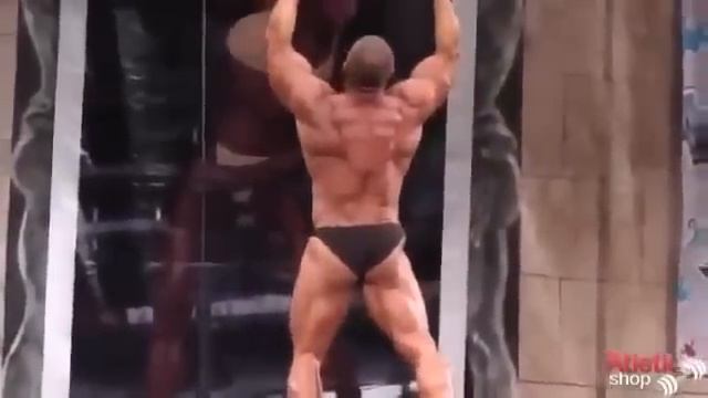 Когда этот бодибилдер начал свое выступление, я не мог сдержать смех смотреть онлайн