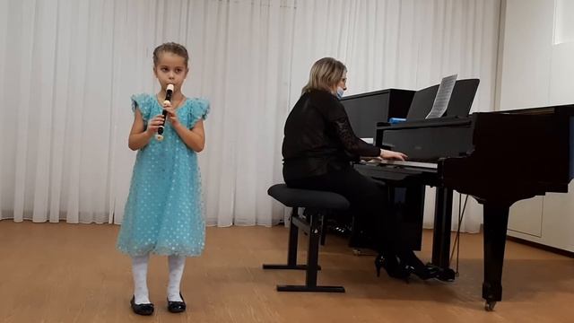 "В лесу родилась ёлочка" Л.Бекман, исполняет Антонина Олехнович 1 класс ДМШ 11 смотреть онлайн