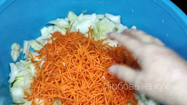 Салат из свежей капусты с морковью и с "изюминкой" смотреть онлайн