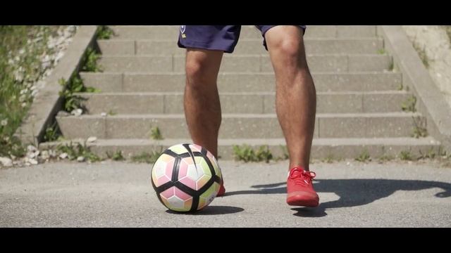 HOW TO DO A SIMPLE, COOL FLICKUP | Learn Ronaldinho football skills смотреть онлайн
