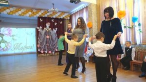 Танец мальчиков с мамочками