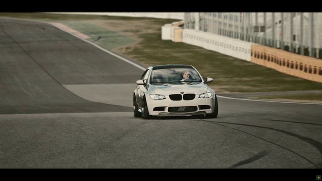 BMW M3 E92 drifting on closed circuit смотреть онлайн