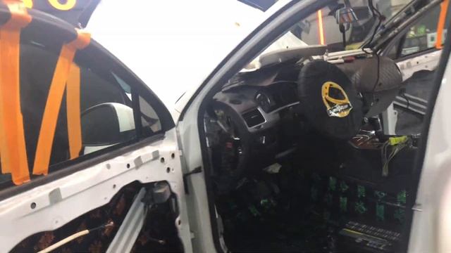 Volkswagen Touareg, теперь обладает несколько лучшей звукоизоляцией (Комфортмат), чем было с завода смотреть онлайн