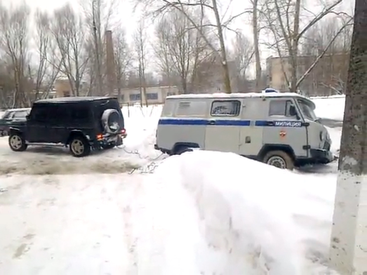 Mercedes-Benz G-klass Gelendwagen тащит УАЗ 450