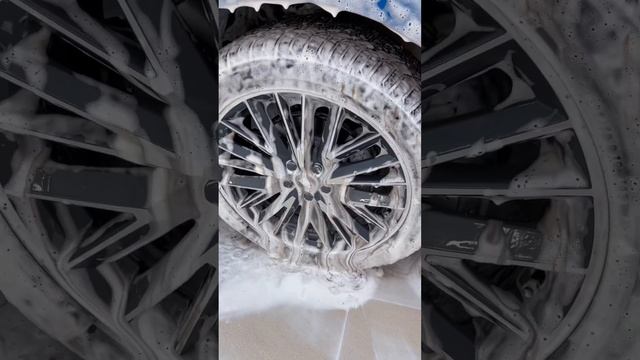 Audi Q3 в сочном цвете на детейлинг мойке смотреть онлайн