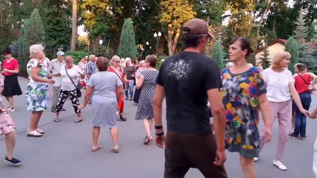 ТЫ КРЕПЧЕ МЕНЯ ЛЮБИ!??? ТАНЦЫ В ПАРКЕ ГОРЬКОГО ХАРЬКОВ 2021 смотреть онлайн