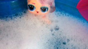 ПОДДЕЛКА ЛОЛ МЕШАЕТ КУКЛАМ КУПАТЬСЯ В БАССЕЙНЕ? Куклы ЛОЛ СЮРПРИЗ смешные МУЛЬТИКИ ДАРИНЕЛКА