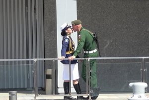 ??ДЕВУШКИ В ПОГОНАХ НА ПАРАДЕ ПОБЕДЫ 9 МАЯ В МОСКВЕ.?Поцелуй❤на параде.