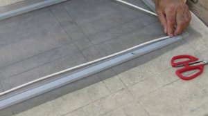 Как заменить москитную сетку своими руками