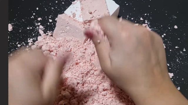 Satisfying ASMR Baking Soda Crunch&crumble.Pink & White Mix #asmr #asmrcrunch #bakingsoda #crumblin