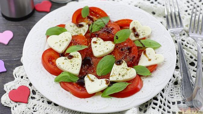 Элементарное приготовление - эффектная подача.
САЛАТ "КАПРЕЗЕ"