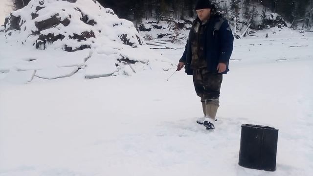 Ловля леща , налима, окуня на КВХ залив Бирюса. ( 02.01.2022, в названии видео датой ошибся ))) смотреть онлайн