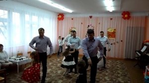 ТАНЕЦ ПАП И ДОЧЕК на 8 марта средняя группа