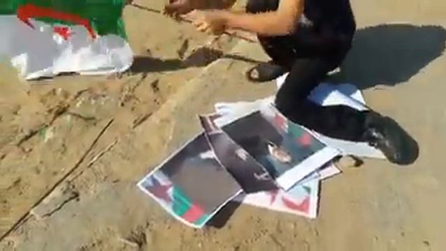شباب من غزة فلسطين وبالضبط من حي الزيتون يقومون بحرق العلم الجزائري وصور الرئيس والطاقم الوزاري. смотреть онлайн