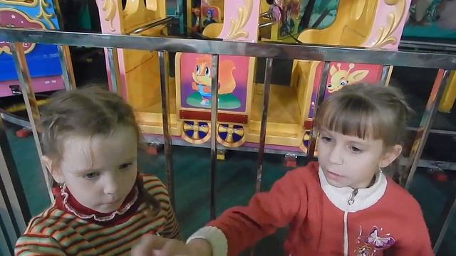 Шоколадные яйца миньоны и девочки Литтл Чармерс смотреть онлайн