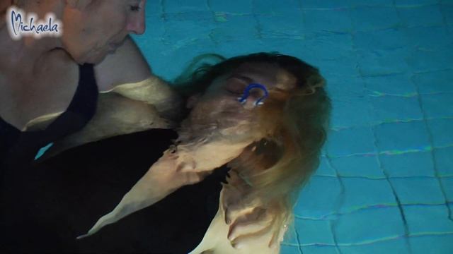 מיכאלה בטיפול ווטסו בבריכת יערה במצפה עמוקה смотреть онлайн