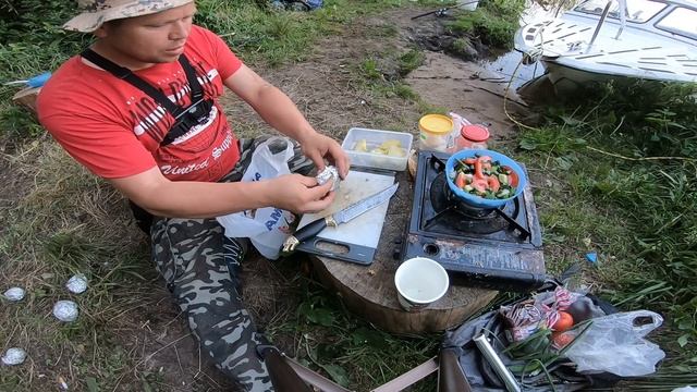 РЫБАЛКА НА ЛЕЩА С НОЧЁВКОЙ 27.06.20 ГОТОВИМ НА ПРИРОДЕ ЗАПЕКАЕМ КАРТОФЕЛЬ В УГЛЯХ И ЖАРИМ МЯСО смотреть онлайн