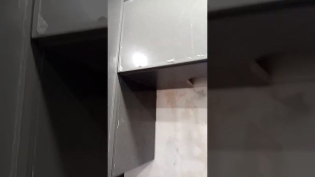 Дизайн угловой кухня 12 метров квадратных без ручек, с профилем Gola, с газовой колонкой. смотреть онлайн