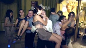 Парни берут на руки девушек на свадьбе