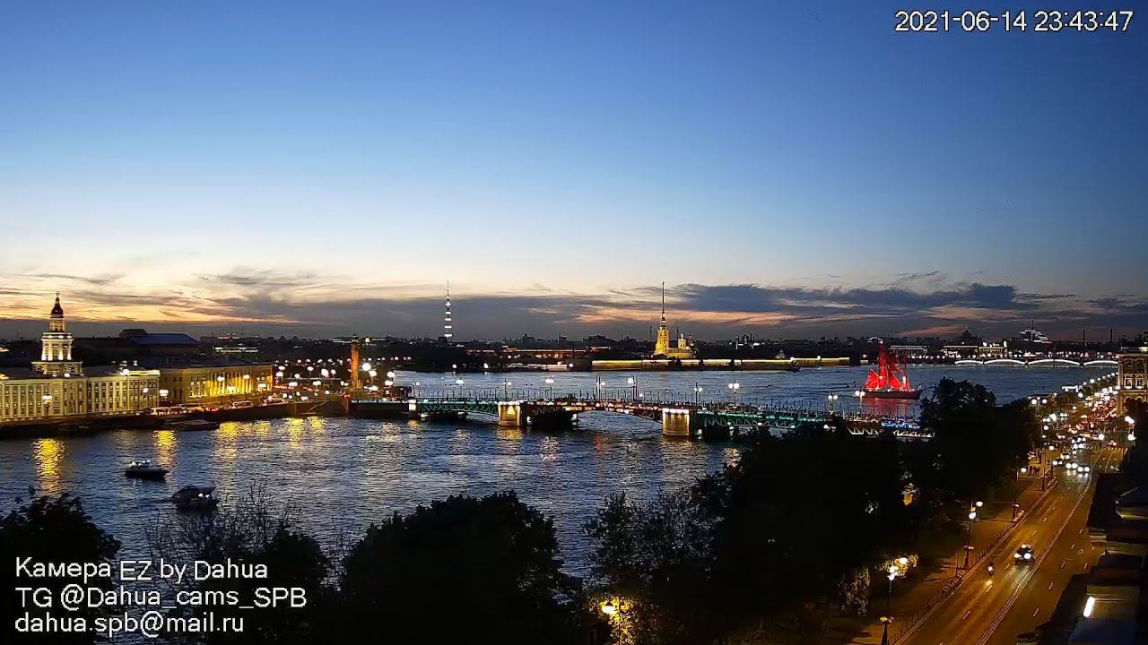 Парусник СЕКРЕТ с Алыми парусами прошёл вдоль Дворцовой набережной - бриг РОССИЯ репетирует на Неве. смотреть онлайн