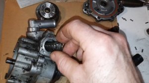 Насос из ГУР для перекачки дизельного топлива  своими руками. Подробно с разбором.