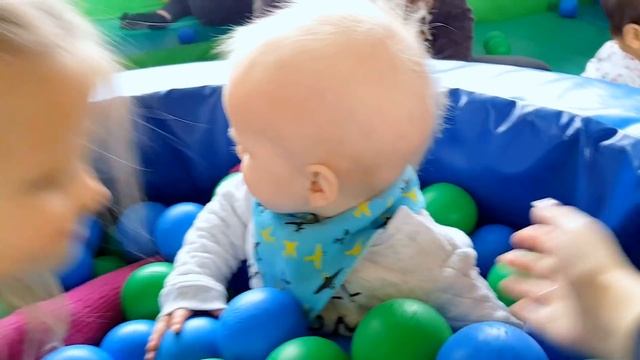Эльвира в ДЕТСКОЙ ГРУППЕ Игры для малышей ясельного возраста. Как Мама Живая кукла Видео для детей смотреть онлайн