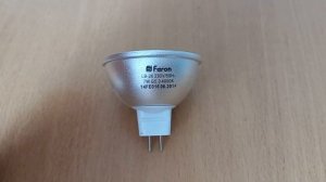 Замена лампочки в потолке ванной комнаты. How to change ceiling LED lightbulb in the bathroom.