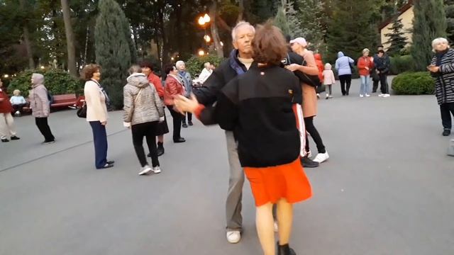 Розы для тебя!!! ??Танцы в парке Горького!!! ??Харьков 2021 смотреть онлайн