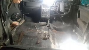 Разобрал салон ваз 2110 и поднял ковролин а там...